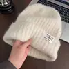 Gorro de tricô retrô com aplique de letra para outono e inverno para mulheres, afina o rosto, quente, protege as orelhas, versátil, adequado para cabeças grandes, moderno