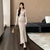 Roupas de maternidade para outono e inverno: um vestido suéter de corte justo e comprimento médio com gola estilo francês, tricotado em ponto canelado, perfeito como peça de sobreposição ou vestido base para gestantes