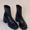 Botas curtas femininas de bico quadrado, solado grosso e forradas com fleece, novos modelos de inverno 2026, botas estilo Martin de salto alto plataforma, botas francesas de corte slim