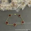 Produto novo de alta qualidade, pulseira de trevo de quatro folhas com cristal rosa e cinco flores, colar e brincos de ágata com madrepérola rosa banhados a ouro 18K real para mulheres