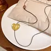 Collar Minimalista de Cadena Larga de Cuero con Colgante de Corazón de Vidrio para Mujer, Elegante y Versátil Cadena para Suéter