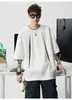 Camiseta Masculina de Verão Cinza Desconstruída com Ombreira Acolchoada, Manga Curta, Estilo Retro Americano, Corte Dividido, com Sensação Cool e de Alta Qualidade