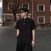 2026 Nueva Camiseta de Manga Corta Estilo Old Money Cuello Henley Textura Corteza de Árbol Verano Sencilla Hombro Normal Cuello Alto para Hombre Moderna