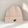 Nuevos Sombreros de Otoño e Invierno para Mujer, Gorros de Punto Cálidos con Protección para los Oídos, Versátiles, Sencillos, Pequeños Gorros para el Frío que Resaltan el Rostro, Gorros de Lana Bordados con Corazón
