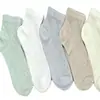 Calcetines de verano de malla ligera Zhuji para mujer, transpirables, calados, blancos, de color liso, varios colores disponibles, venta al por mayor desde el fabricante
