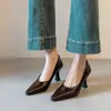 Versão em Couro Macio~Sapatos de Salto Agulha Apontados Estilo Francês para Mulheres, Lançamento Primavera 2026 Novos Sapatos de Salto Único Retro Camélia para Mulheres