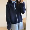 El tamaño ha sido actualizado. Esta es una sudadera linda y de estilo fresco con una pequeña corbata de moño, un cuello alto y una textura suave, cálida y agradable.