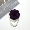 Broche de flor de camelia y perla estilo Chanel, pin de tela tridimensional, accesorio de alta gama, venta al por mayor