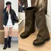 Botas femininas de salto grosso, estilo retrô, emagrecedoras, da nova coleção 2026, design versátil e simples, perfeitas para o outono, com efeito emagrecedor e apresentando um design franzido, semelhantes a botas de equitação