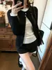Camiseta de manga larga con contraste suave en blanco y negro estilo coreano para mujer, principios de otoño de 2026, nuevo top ajustado con diseño de dos piezas simulado