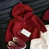 Conjunto de Otoño para Bebé Niño 2026 Nuevo Estilo Coreano Suéter Rojo con Capucha para Niñas Tejido Pantalones Rectos Casuales Modernos