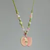 Colar de Maçã de Cerâmica Rosa com Contas Trançadas para Mulheres Pingente de Design de Nicho Corrente Colorida para Clavícula Corrente Personalizada para Suéter