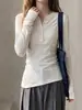 Camiseta Blanca de Manga Larga para Mujer Estilo Chica Picante Americana Hombro Normal Otoño Temprano 2026 Corte Delgado Favorecedora Base Irregular Delgada 2549