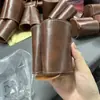 En stock cubierta de botella de lata de Coca-Cola cubierta de botella de cerveza de cuero cubierta protectora portátil para bebidas enlatadas para exteriores con aislamiento