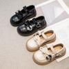 Sapatos de Couro Pretos Estilo Britânico para Meninas Primavera e Outono 2024 Sapatos Macios com Solado para Crianças Pequenas Sapatos de Princesa para Crianças Maiores com Laço