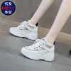 Zapatos Deportivos Huecos Transpirables al por Mayor para Mujer 2026 Otoño Nuevos Elegantes Encaje Patchwork Bloque de Color Suela Gruesa Aumentadores de Altura Zapatos de Papá