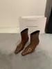 Botas de tornozelo quadradas marrons para mulheres, nova coleção outono/inverno 2026, com um design de salto único, detalhe de fivela, ajuste justo, estilo versátil e uma opção de cor nude.