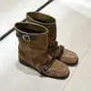 Botas femininas elegantes e modernas, modelo novo 2026, de cano médio, com fivela de cinto, bico quadrado, salto grosso, botas plissadas empilhadas, estilo britânico, botas Martin