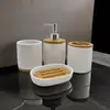 Juego de 4 Botellas de Cerámica Blanca para Loción con Base Impermeable de Madera Maciza, Artefacto de Almacenamiento para Tocador de Baño, Sencillo y de Alta Gama