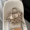 Bolso pequeño de ante para mujer, nuevo diseño 2026, estilo de nicho, bolso de mano tipo empanada, de alta gama y versátil, bolso de hombro o bolso cruzado