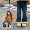 Calça jeans flare com forro de fleece para meninas, novo estilo inverno 2026, calça comprida espessa e quente para crianças e bebês