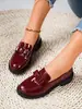 Mocassins de couro envernizado brilhante 2024 novo modelo franja salto médio retrô europeu e americano plus size moda comércio exterior sapatos casuais