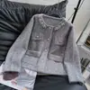 Suéter Grueso de Cuello Redondo Estilo Chanel para Mujer, Nueva Ropa de Abrigo Otoño e Invierno, Bordado con Perlas, Elegante, Chaqueta Cardigan de Punto que Reduce la Edad
