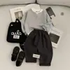 Novo Conjunto de Outono para Crianças: Blusa Falsa de Duas Peças com Calça Jogger, Primavera e Outono, Conjunto Casual Estiloso e da Moda para Bebês e Crianças Pequenas