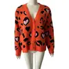 Cardigan de punto holgado de otoño de estilo europeo y americano, suéter jacquard corto de exportación transfronteriza con estampado de corazón y leopardo para mujer