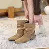 Botas de tornozelo estilo retrô com fivela para mulheres, botas de cavaleiro pretas plissadas, botas de motociclista, simples e elegantes, versáteis, com salto grosso