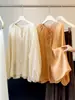 Moda Verão 2026 Versátil Camisa de Algodão e Linho com Proteção Solar de Manga Longa para Mulheres, Corte Solto, Emagrecedor, Leve, Blusa Tendência