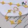 Pulseira Popular Xiaohongshu Estilo Gelo Triturado Dourado Areia Flor de Trevo de Quatro Folhas para Mulheres com Design Empilhado Joias de Flor de Trevo de Quatro Folhas