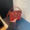 El bolso cubo de estilo dulce de moda de este año para mujer, nueva colección de otoño 2026, con un diseño de patchwork a cuadros, se puede llevar como bolso de hombro o bolso cruzado