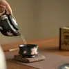 Xícara de chá de cerâmica preta pintada à mão com design simples em tinta, apresentando um motivo de lírio, xícara de cerâmica com borda dourada, copo para beber, conjunto de chá e xícara de chá Kung Fu para casa