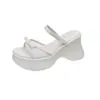 Pantuflas de cuña antideslizantes de suela gruesa de alta gama en negro para mujer, para uso exterior en verano, sandalias versátiles de suela suave, novedad 2026