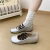 Zapatos Mary Jane poco profundos de estilo retro francés con tiras cruzadas para mujer, nuevos versátiles cómodos de suela blanda para el verano 2026