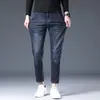Ropa Popular para Hombre / 2026 Primavera y Otoño Nuevos Pantalones Cropped Versátiles para Hombre de Corte Ajustado Pantalones de Nueve Puntos de Mezclilla Elástica