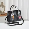 Bolsa Tote Estampada 2026 Novo Estilo Venda Direta da Fábrica Bolsa Feminina Monograma Bolinhas Simples Bolsa de Ombro Bolsa Transversal Versátil