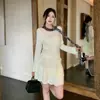 Conjunto de punto de estilo coreano inspirado en lo vintage para mujer, un nuevo atuendo casual y elegante para otoño/invierno, completo con una bufanda - un conjunto de tres piezas