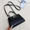 Textura Exquisita Gran Capacidad Color Sólido 2026 Nuevo Verano Lujo Ligero Para Viajar Bolso Pequeño Cuadrado de Hombro Cruzado de Mano para Mujer