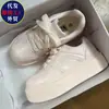Tênis brancos de sola grossa estilo coreano para mulheres, versáteis, novo design da primavera de 2026, estilo de nicho, tênis que aumentam a altura para estudantes