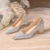 Os novos sapatos de casamento Xiuhe brilhantes de Bai Zhenhe são confortáveis para a noiva, sapatos de casamento vermelhos de salto alto com saltos grossos e lantejoulas