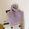 Bolsa de Peluche a Cuadros de Moda para Mujer 2026 Nuevo Bolso Tote Versátil Bolso de Mano Peludo Casual Bolso de Hombro Transfronterizo