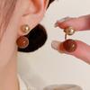 Aretes de perlas marrones simples retro europeos y americanos temperamento femenino dulce alto sentido uso frontal y posterior aretes de perlas aretes