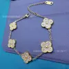 Tallado láser moda temperamento flor de cuatro hojas láser oro lote flor pulsera clavícula mujer 2025 sentido del diseño no se decolora