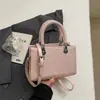 Bolso bandolera cruzado de hombro de moda de color liso popular para mujer 2026, nuevo bolso cuadrado pequeño casual para ir al trabajo, versátil