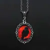 Moderna y popular exquisita cadena de collar con colgante ovalado de aleación de plata con patrón de cuervo, directamente del fabricante
