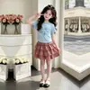 Moda Verano 2026 Top de Manga Corta con Estampado de Letras y Falda de Cuadros Casual Dulce con Volantes Conjunto de Dos Piezas Personalizado de Princesa Tendencia