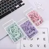 Venta al por mayor de fábrica Clips para papel color macarrón Pequeños Frescos Creativos En caja Clip de cola de golondrina Papelería de oficina Etiqueta para llaves Banda de goma