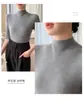 Novo top de malha feminino versátil, gola alta, manga três quartos, modelagem justa, para outono e inverno, suéter de primavera e outono, top de manga média